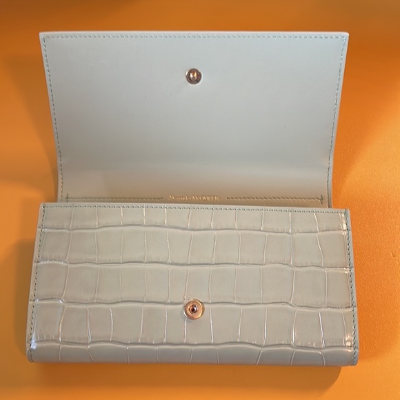 COPY - Alexander McQueen croc style wallet in green. - Picture 2 of 9